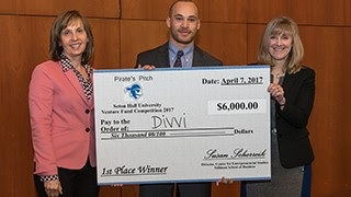 2017 Pirate Pitch Winner, David with project Divvi