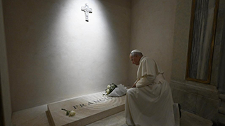 Pope Leo at the tomb of Pope Francis